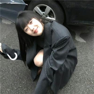 小鬼头上的女人